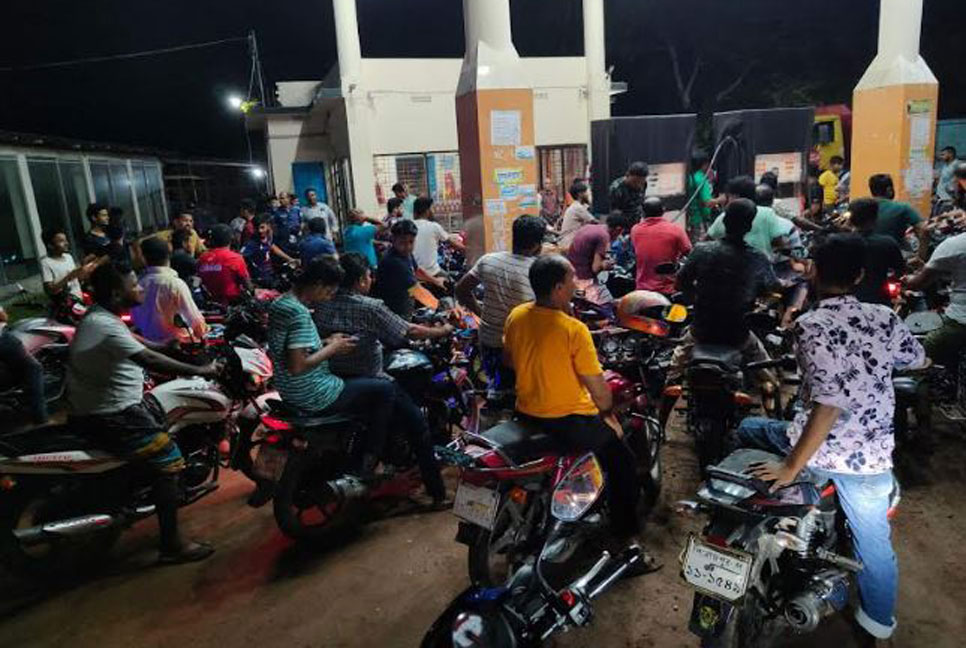 জ্বালানি তেলের দাম বৃদ্ধিতে পিরোজপুরে অস্থিরতা, পরিস্থিতি নিয়ন্ত্রণে পুলিশ