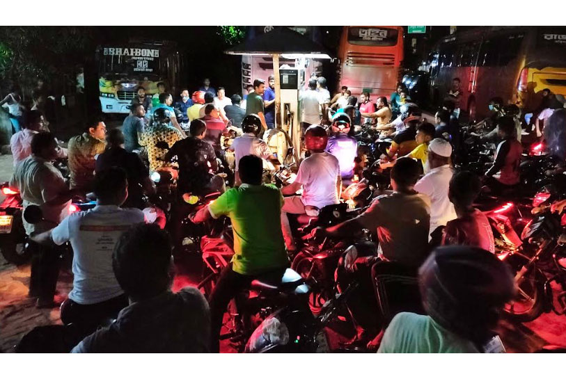 বগুড়ায় মধ্যরাতে পাম্পে মোটরসাইকেল
চালকদের ভিড়, বাস চলাচল বন্ধ 