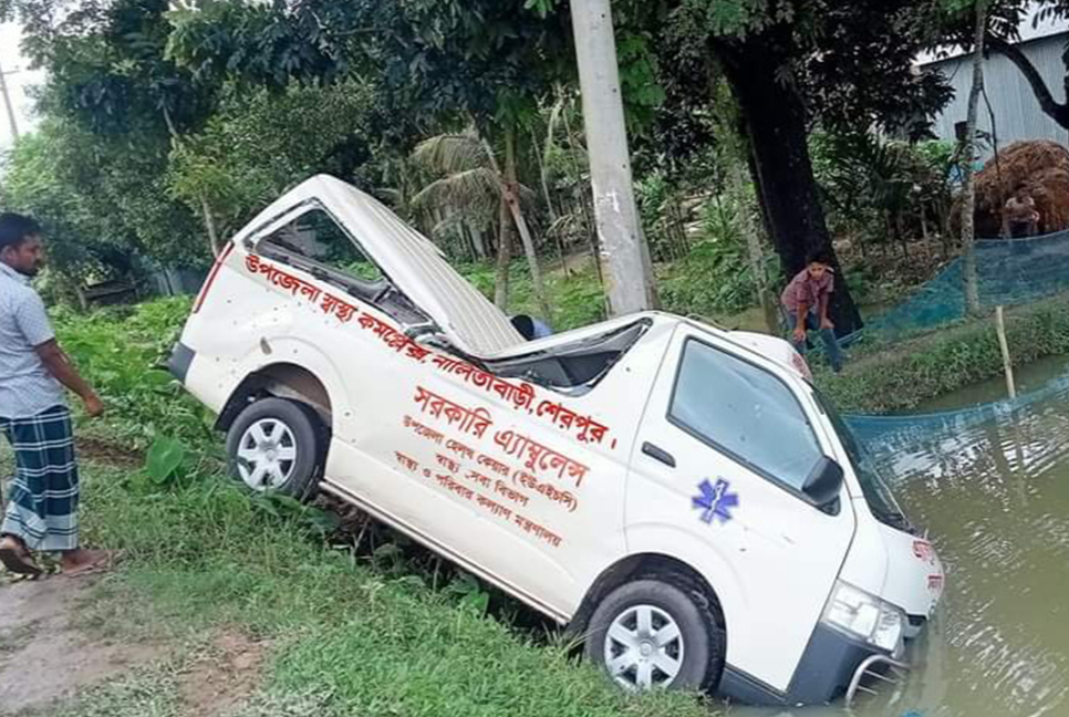 দুর্ঘটনায় দুমড়ে মুচড়ে গেছে অ্যাম্বুলেন্স