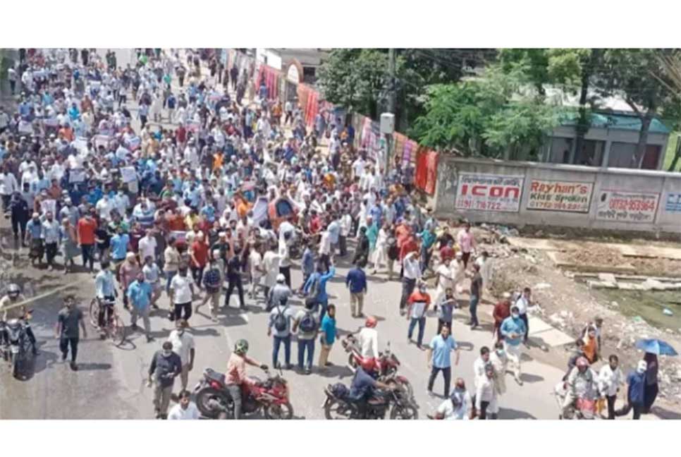 তেলের মূল্যবৃদ্ধির প্রতিবাদে শ্যামলীতে বিক্ষোভ, পুলিশের গাড়ি ভাঙচুর

