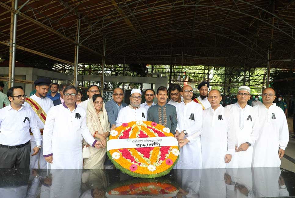 বঙ্গবন্ধুর প্রতিকৃতিতে নবনিযুক্ত ১১ বিচারপতির শ্রদ্ধা

