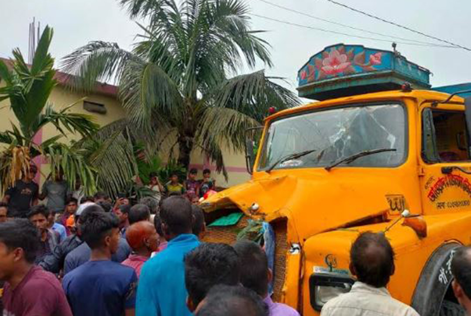 খানসামায় ট্রাক-পিকআপ সংঘর্ষে নিহত ১

