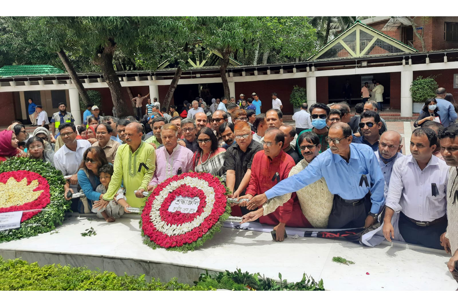 টুঙ্গিপাড়ায় বঙ্গবন্ধুর সমাধিতে জাতীয় প্রেস ক্লাবের শ্রদ্ধা