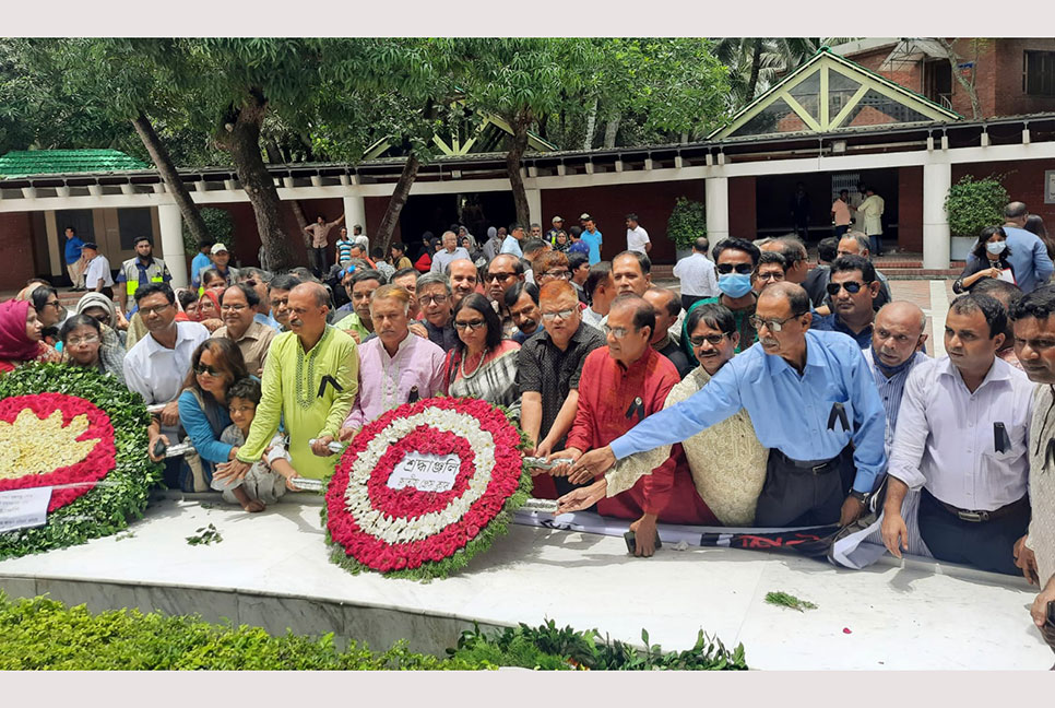 টুঙ্গিপাড়ায় বঙ্গবন্ধুর সমাধিতে জাতীয় প্রেস ক্লাবের শ্রদ্ধা