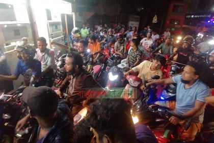 দাম বাড়ার খবরে ফিলিং স্টেশনে উপচে পড়া ভিড়