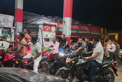 জ্বালানি তেলের দাম বৃদ্ধি, মাদারীপুরে তেল কেনার হিড়িক 