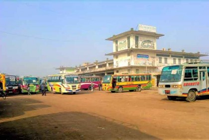 খুলনায় গণপরিবহন চলাচল সীমিত, বাড়তি ভাড়া আদায় 