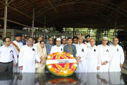 বঙ্গবন্ধুর প্রতিকৃতিতে নবনিযুক্ত ১১ বিচারপতির শ্রদ্ধা

