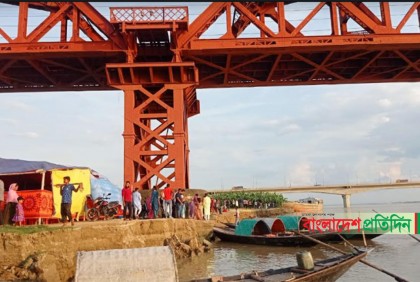 পদ্মায় বাড়ছে পানি, হার্ডিঞ্জ ব্রিজ এলাকায় নদী ভাঙন