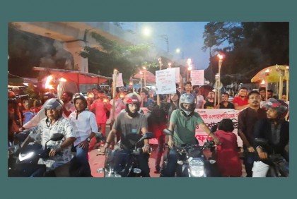 জ্বালানি তেলের মূল্যবৃদ্ধির প্রতিবাদে শাহবাগ অবরোধ ও মশাল মিছিল 

