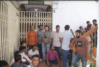 বেতনের দাবিতে ইবি উপাচার্যের কার্যালয় অবরোধ