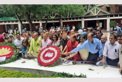 টুঙ্গিপাড়ায় বঙ্গবন্ধুর সমাধিতে জাতীয় প্রেস ক্লাবের শ্রদ্ধা
