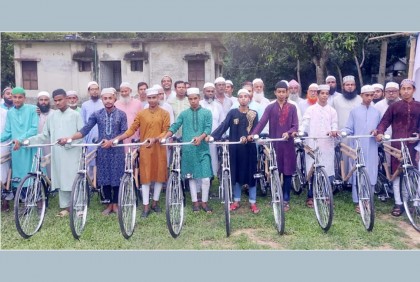 ৪০ দিন পাঁচ ওয়াক্ত নামাজ আদায় করে সাইকেল পেল ১০ কিশোর
