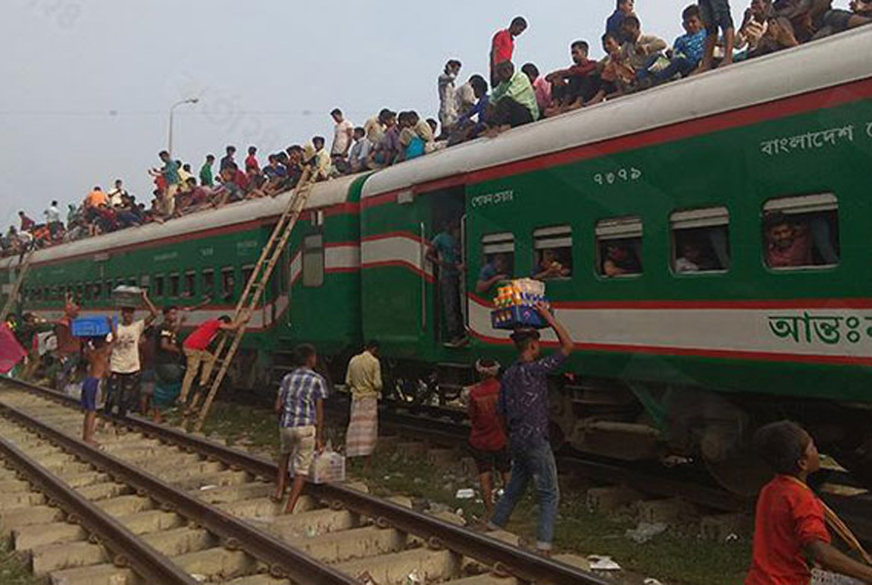 কালোবাজারিসহ ট্রেনের ছাদে যাত্রী ওঠা বন্ধে মনিটরিং সেল গঠন