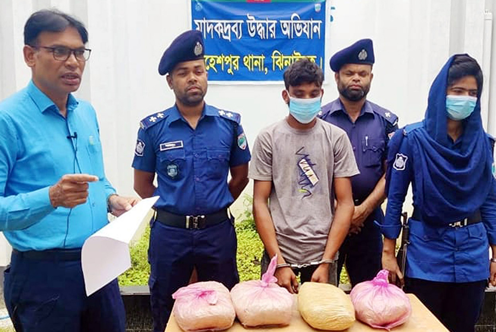 মহেশপুরে মাদক ব্যবসায়ী আটক 