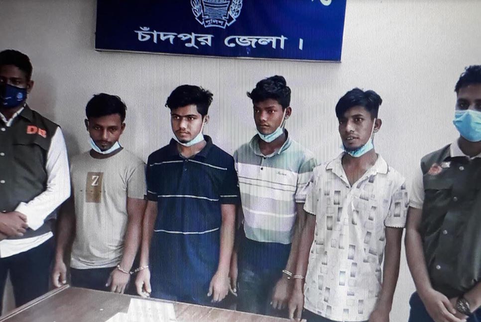 চাঁদপুরে প্রতারক চক্রের চারজন আটক, স্বর্ণালংকার উদ্ধার