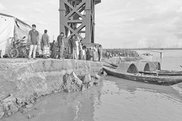 পদ্মায় বাড়ছে পানি, হার্ডিঞ্জ ব্রিজ এলাকায় ভাঙন
