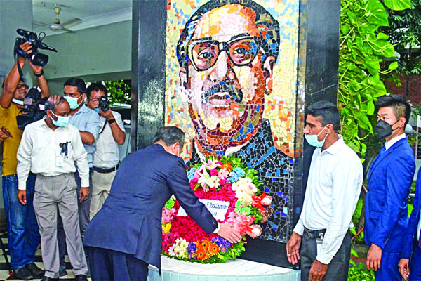 চীনের পররাষ্ট্রমন্ত্রী ঢাকায় উষ্ণ অভ্যর্থনা