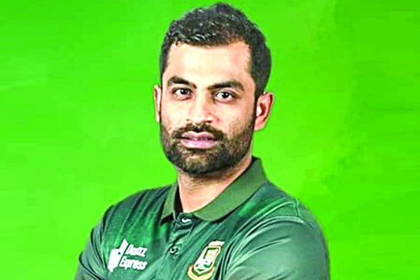 ক্যাচ মিসে বিরক্ত ক্যাপ্টেন
