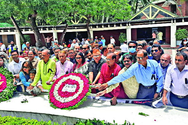 টুঙ্গিপাড়ায় বঙ্গবন্ধুর সমাধিতে জাতীয় প্রেস ক্লাবের শ্র্রদ্ধা