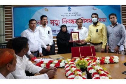 ফুলপুরে জন্মনিবন্ধন কাজে সেরাদের সম্মাননা স্মারক প্রদান 