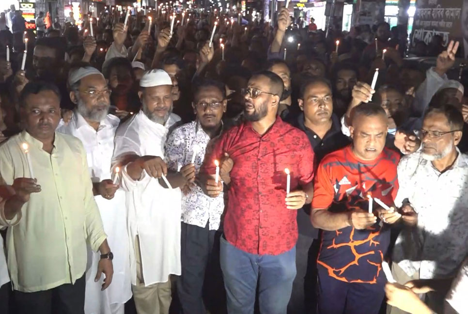 বরিশালে মোমবাতি প্রজ্জলন করে বিএনপি’র মৌন মিছিল