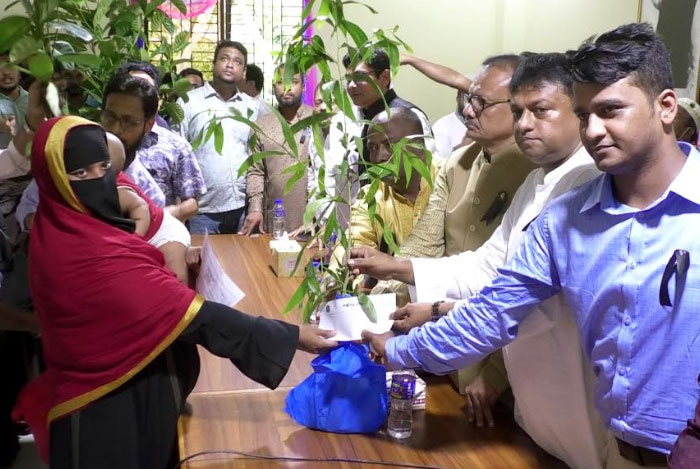 
লক্ষ্মীপুরে বঙ্গমাতার জন্মবার্ষিকী উপলক্ষে গাছের চারা ও নগদ টাকা উপহার