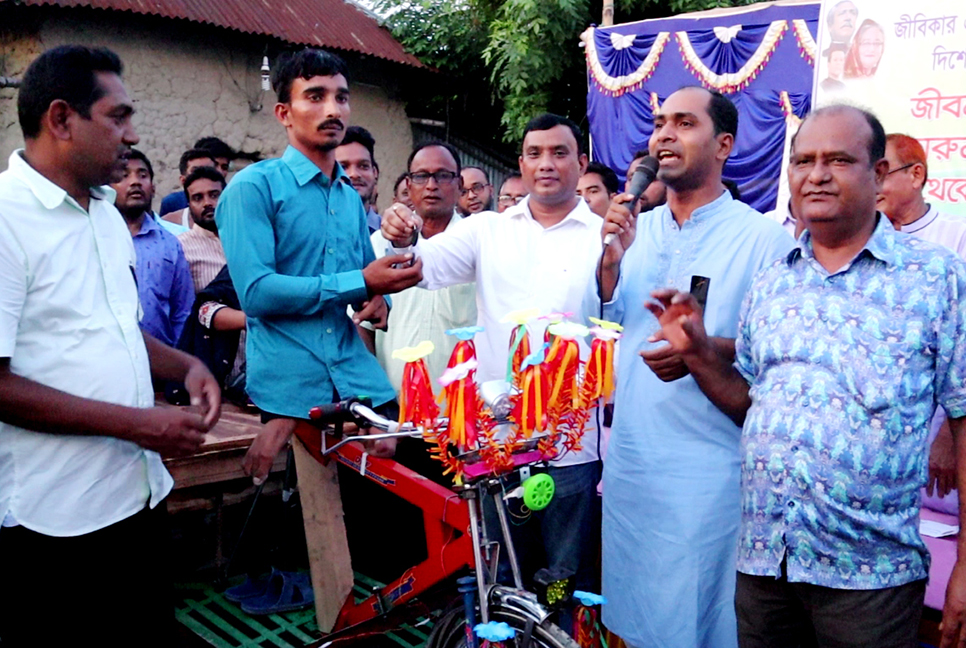 ভ্যান চুরি হওয়ার পর নতুন ভ্যান উপহার পেয়ে প্রতিবন্ধী রাজীবের মুখে হাসি