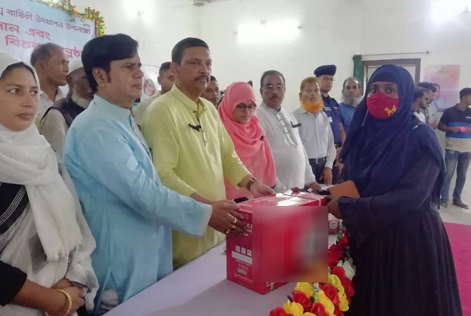 ফরিদপুরে বঙ্গমাতার জন্মদিনে অসহায় নারীরা পেলেন সেলাই মেশিন
