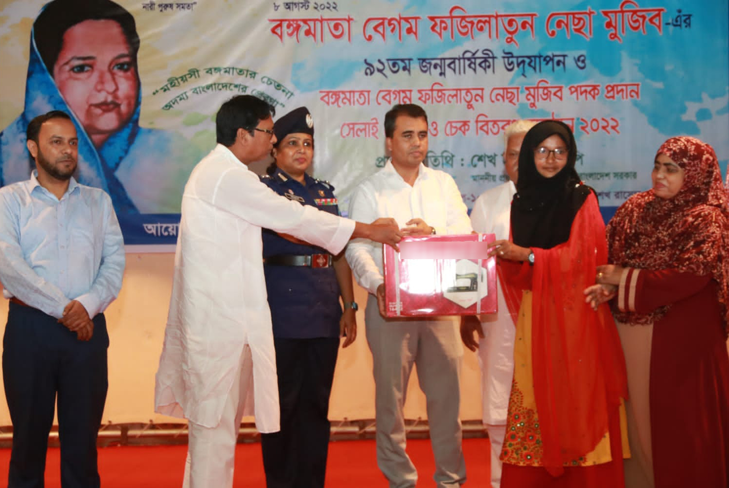 বঙ্গমাতার জন্মবার্ষিকীতে কুড়িগ্রামে সেলাই মেশিন প্রদান