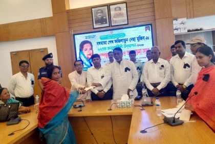 কোটালীপাড়ায় বঙ্গমাতার জন্মদিনে সেলাই মেশিন ও চেক বিতরণ