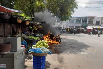 রাজশাহীতে ট্রাফিক পুলিশের উপর ক্ষিপ্ত হয়ে মোটরসাইকেলে আগুন