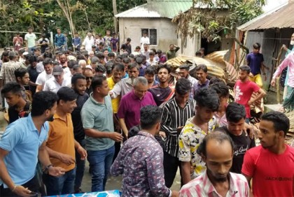 নোয়াখালীতে অগ্নিকাণ্ডে ক্ষতিগ্রস্ত ৪টি পরিবারের পাশে এমপি একরাম চৌধুরী
