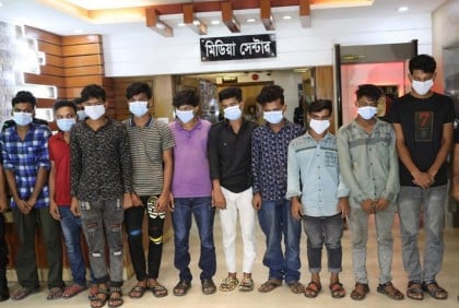 চলন্ত বাসে ডাকাতি-গণধর্ষণে ১৩ জন জড়িত  
