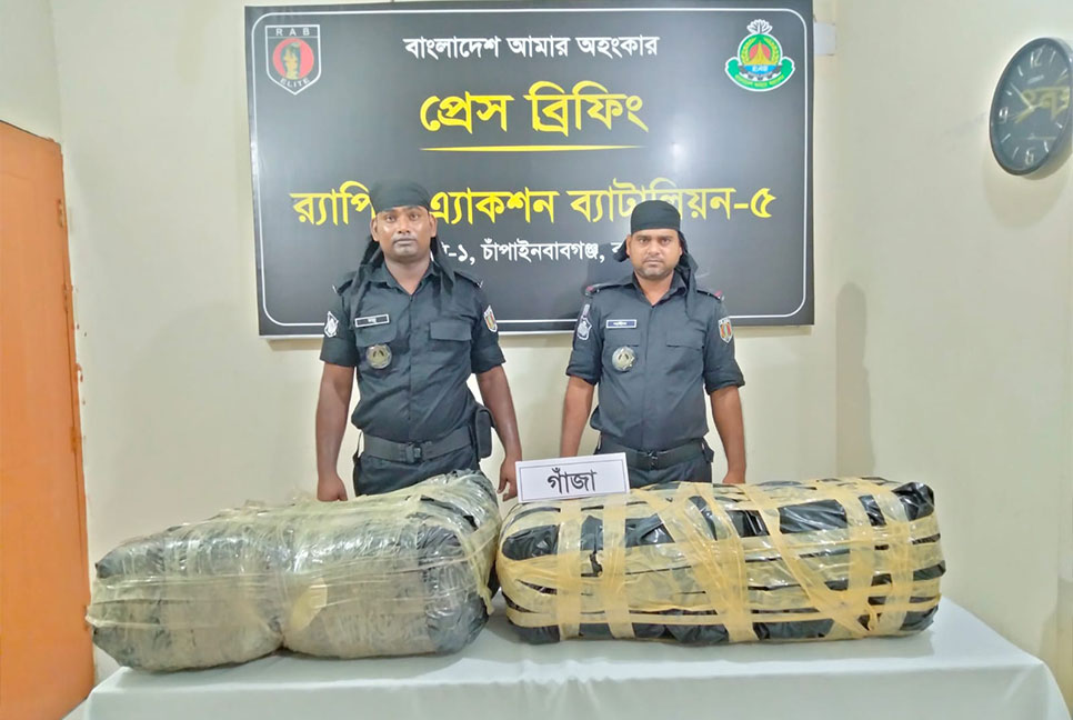 চাঁপাইনবাবগঞ্জে ৩০ কেজি গাঁজাসহ মাইক্রোবাস জব্দ
