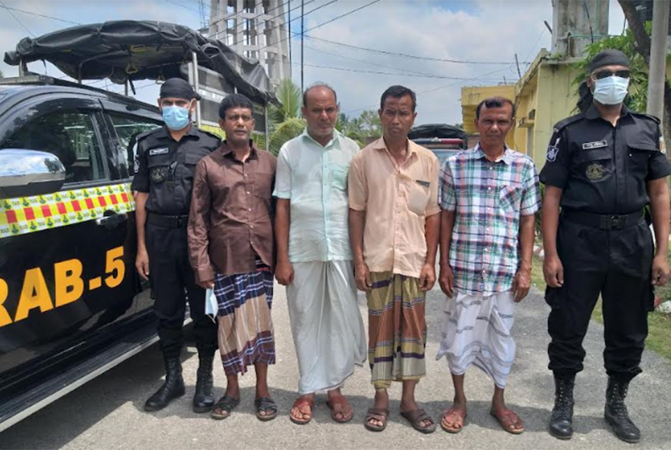 নাটোরে অজ্ঞান পার্টি ও ছিনতাইকারী চক্রের মূল হোতাসহ গ্রেফতার ৪