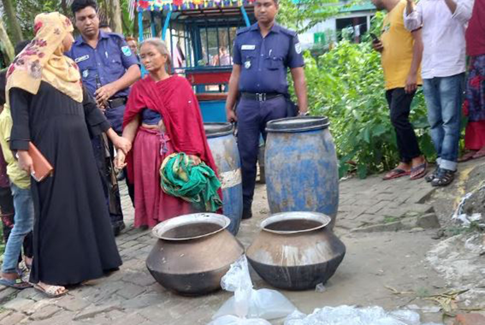 কালিয়াকৈরে চোলাই মদ জব্দ, নারী আটক 