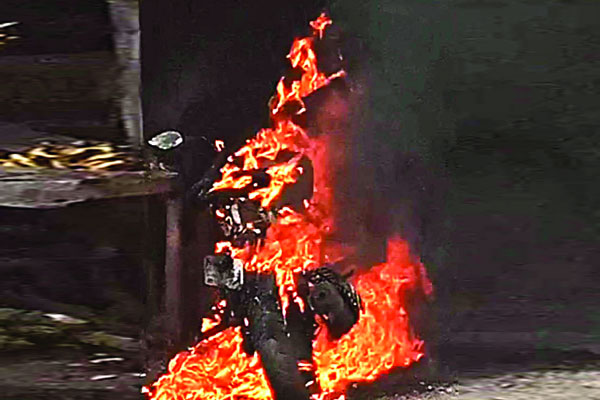 নিজের মোটরসাইকেলেই আগুন
