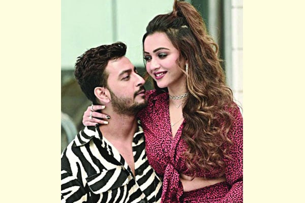 এখনো সম্পর্কে