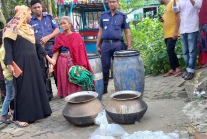কালিয়াকৈরে চোলাই মদ জব্দ, নারী আটক 