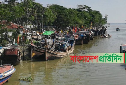 উত্তাল সাগর, নিরাপদ আশ্রয়ে শত শত ফিশিং ট্রলার