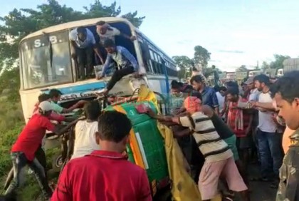 পশ্চিমবঙ্গে বাস-সিএনজির সংঘর্ষে প্রাণ গেল ৯ শ্রমিকের