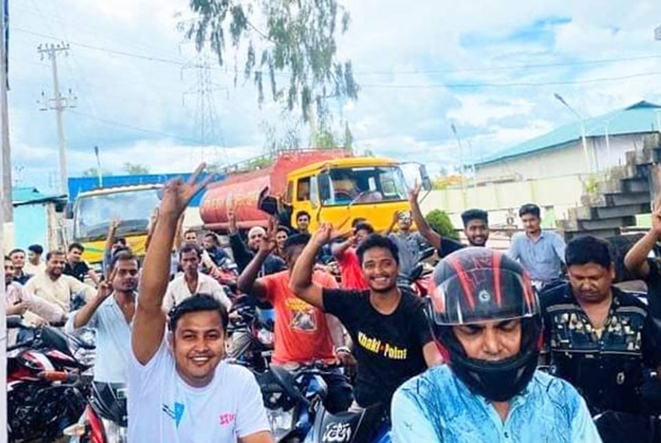 আগের দামে তেল বিক্রি করে ডিপো খালি, প্রশংসায় ভাসছেন মালিক