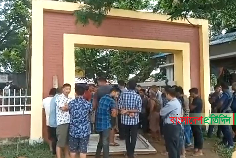 খাগড়াছড়িতে স্কুলের মূল ফটকের নিচে চাপা পড়ে শিক্ষার্থী নিহত