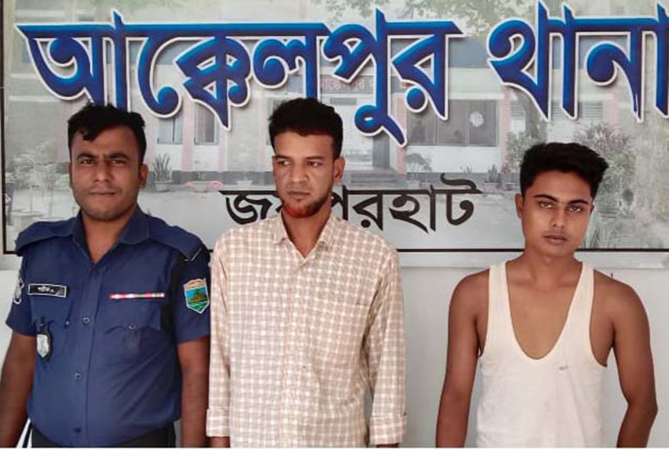 জয়পুরহাটে মাদক সেবনের সময় আটক ২