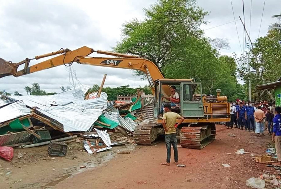 ভ্রাম্যমাণ আদালতের অভিযানে অর্ধশতাধিক অবৈধ স্থাপনা উচ্ছেদ
