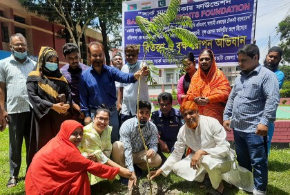 জয়পুরহাটে সার্ক মানবাধিকার ফাউন্ডেশনের বৃক্ষরোপণ কর্মসূচি