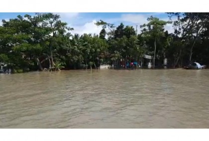 বরিশালে নদীর পানি বিপৎসীমার উপর দিয়ে বইছে