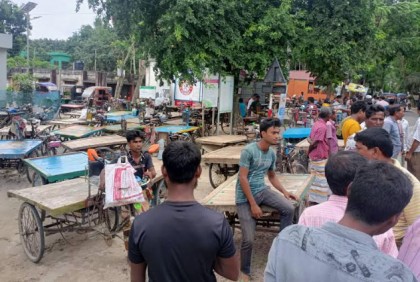 
নাটোরে ভাড়া বৃদ্ধির দাবিতে ভ্যান চালকদের অবরোধ