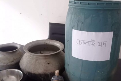 মাদারীপুরে কারখানা থেকে দেশীয় মদ তৈরির সরঞ্জাম উদ্ধার